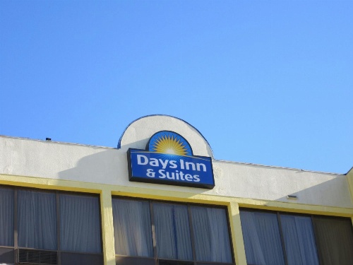 Days Inn & Suites by Wyndham SE Columbia Ft Jackson image 1