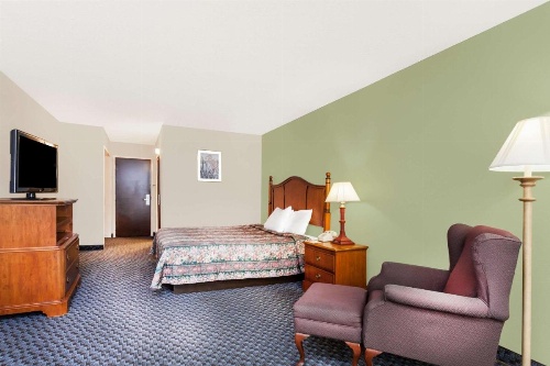 Days Inn & Suites by Wyndham SE Columbia Ft Jackson image 25