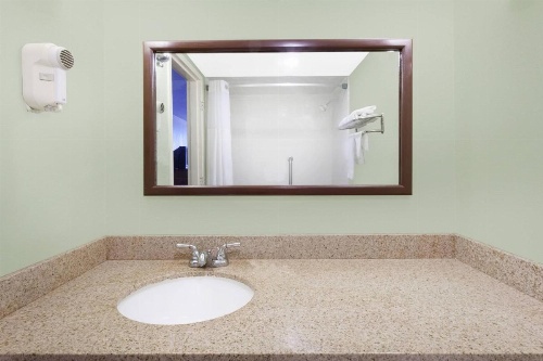 Days Inn & Suites by Wyndham SE Columbia Ft Jackson image 32