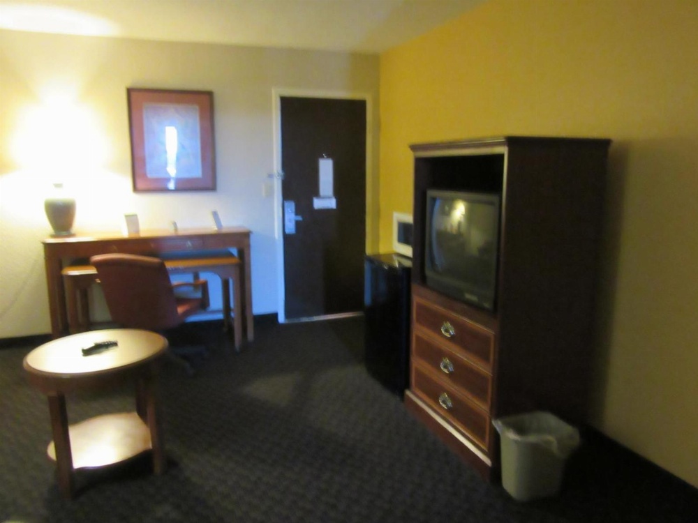 Days Inn & Suites by Wyndham SE Columbia Ft Jackson