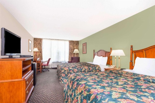 Days Inn & Suites by Wyndham SE Columbia Ft Jackson image 7