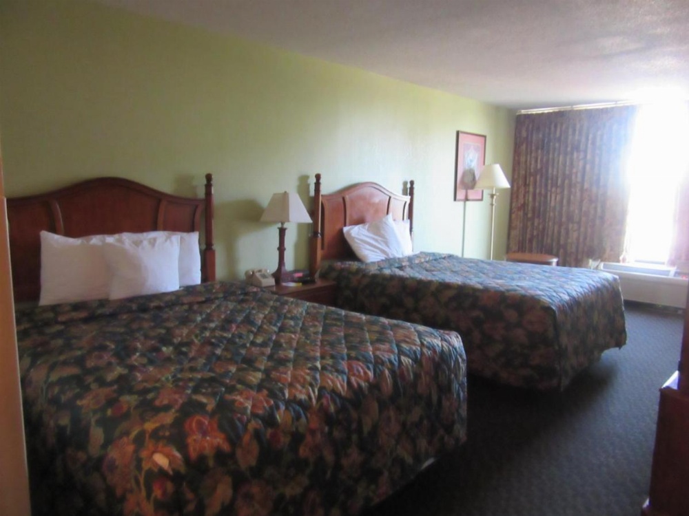 Days Inn & Suites by Wyndham SE Columbia Ft Jackson